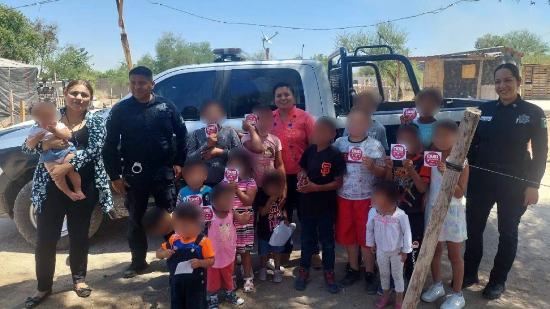 policías y niños en pláticas de seguridad